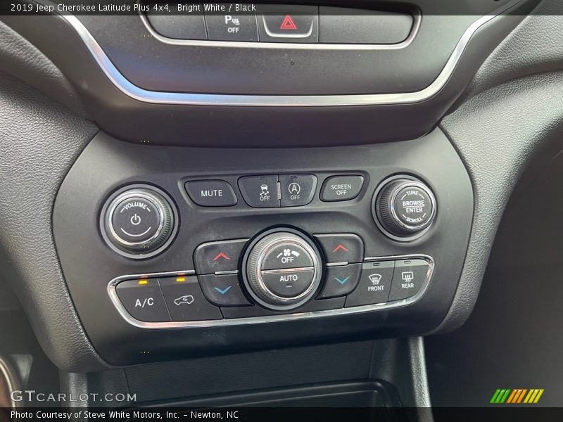 Controls of 2019 Cherokee Latitude Plus 4x4