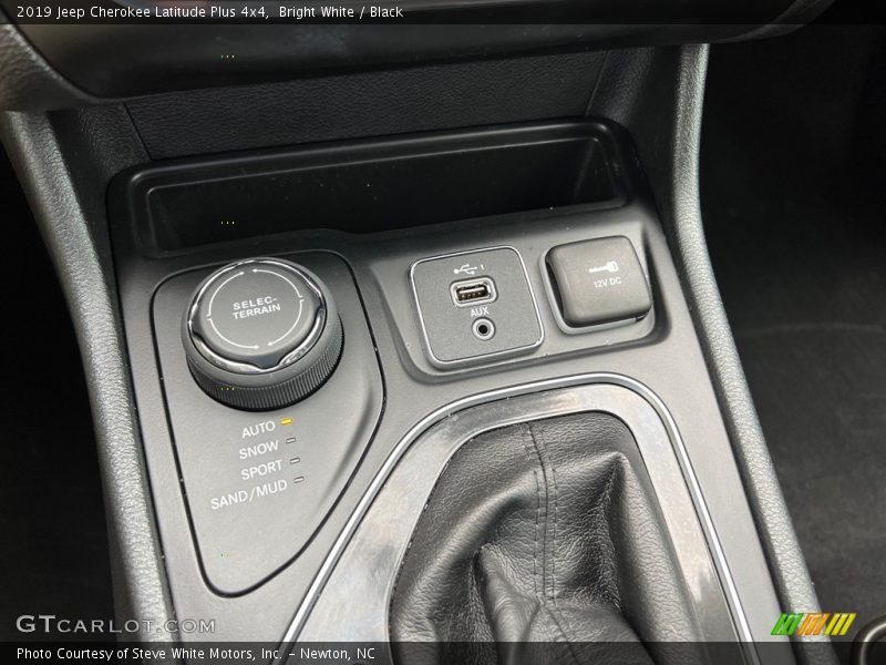 Controls of 2019 Cherokee Latitude Plus 4x4