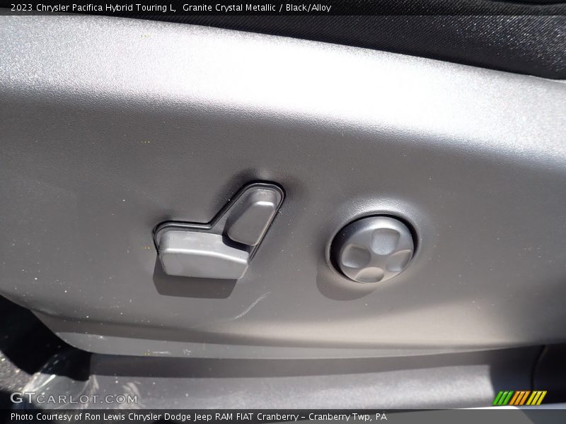 Granite Crystal Metallic / Black/Alloy 2023 Chrysler Pacifica Hybrid Touring L