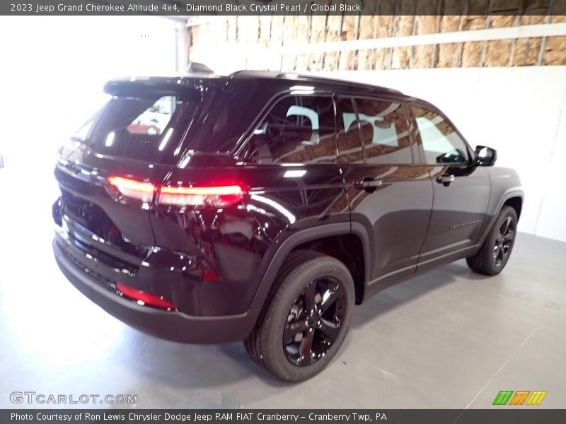 Diamond Black Crystal Pearl / Global Black 2023 Jeep Grand Cherokee Altitude 4x4