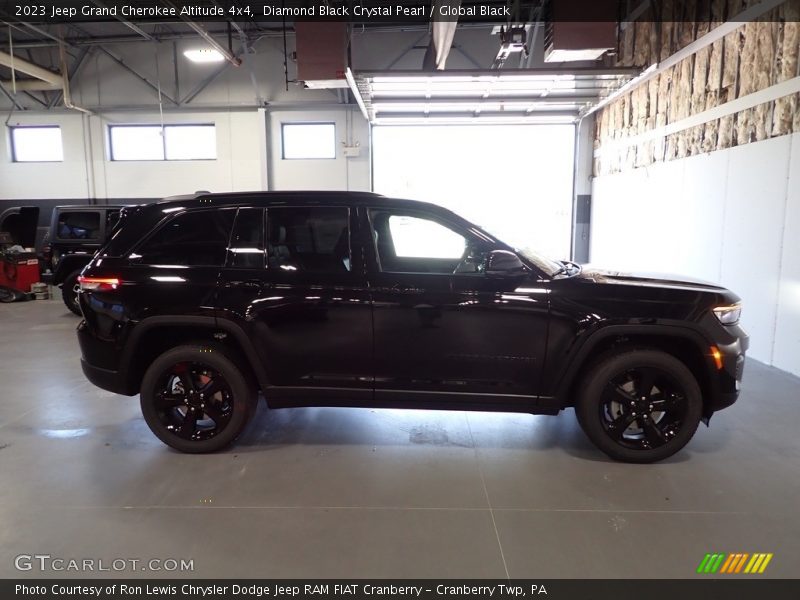 Diamond Black Crystal Pearl / Global Black 2023 Jeep Grand Cherokee Altitude 4x4