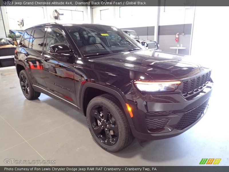 Diamond Black Crystal Pearl / Global Black 2023 Jeep Grand Cherokee Altitude 4x4