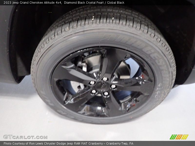 Diamond Black Crystal Pearl / Global Black 2023 Jeep Grand Cherokee Altitude 4x4