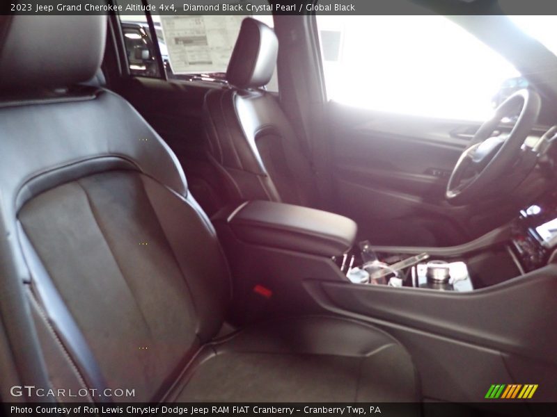 Diamond Black Crystal Pearl / Global Black 2023 Jeep Grand Cherokee Altitude 4x4