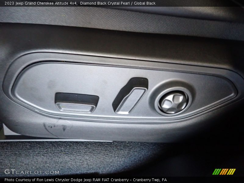 Diamond Black Crystal Pearl / Global Black 2023 Jeep Grand Cherokee Altitude 4x4