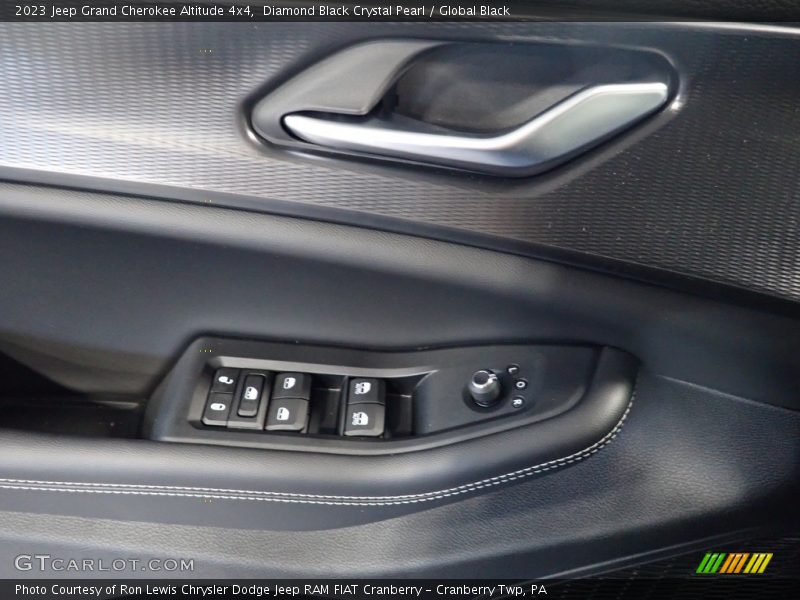 Diamond Black Crystal Pearl / Global Black 2023 Jeep Grand Cherokee Altitude 4x4