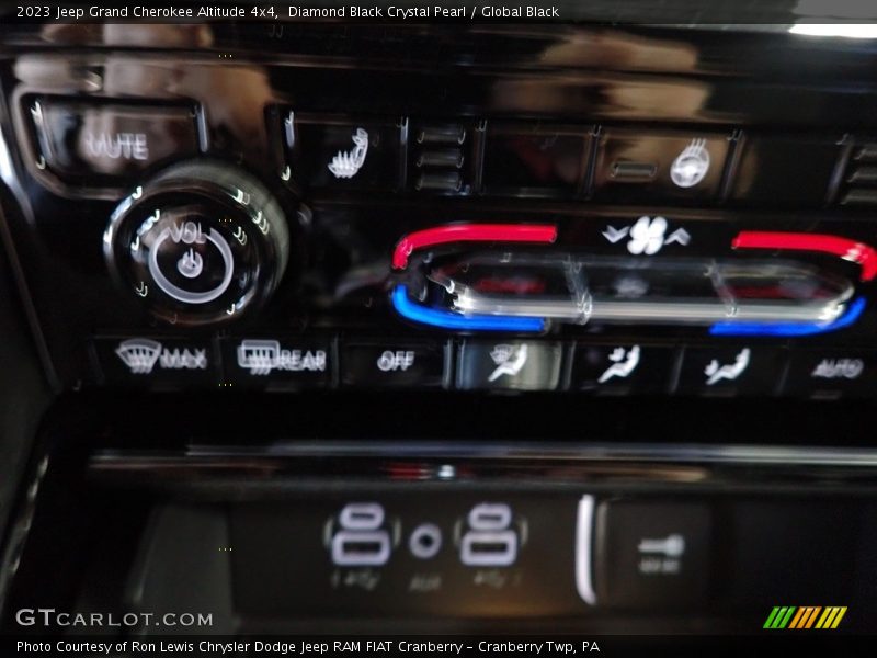 Diamond Black Crystal Pearl / Global Black 2023 Jeep Grand Cherokee Altitude 4x4