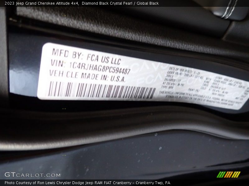 Diamond Black Crystal Pearl / Global Black 2023 Jeep Grand Cherokee Altitude 4x4