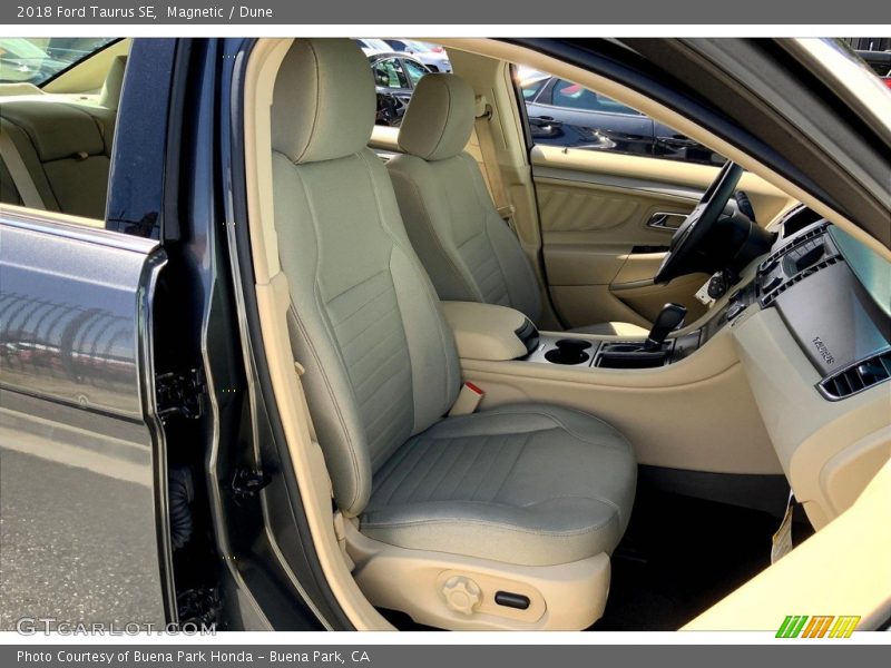 Front Seat of 2018 Taurus SE