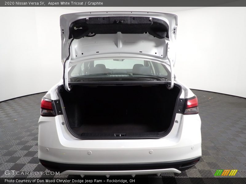 Aspen White Tricoat / Graphite 2020 Nissan Versa SV