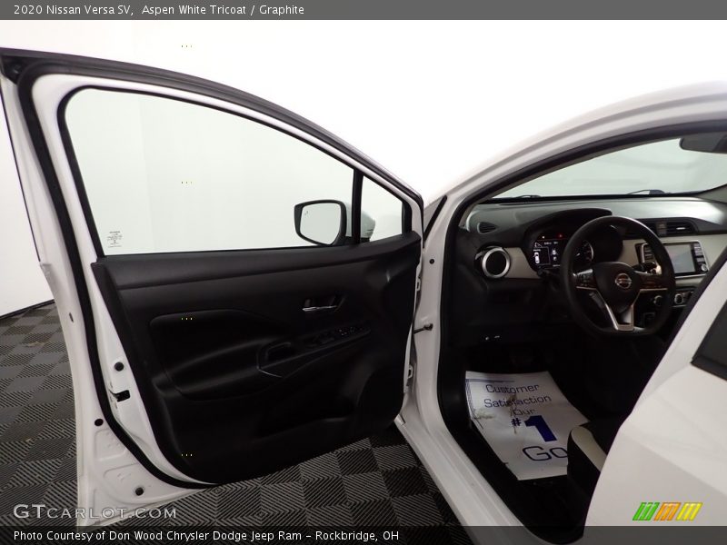 Aspen White Tricoat / Graphite 2020 Nissan Versa SV