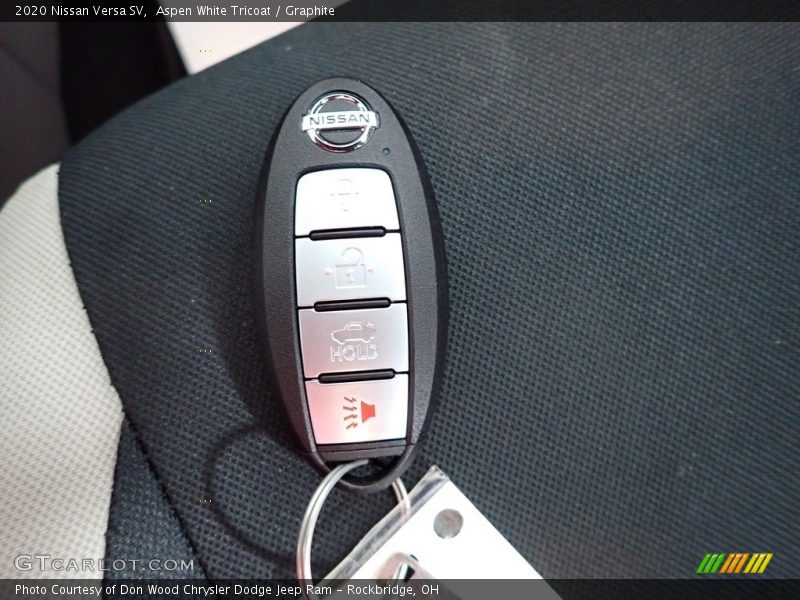 Aspen White Tricoat / Graphite 2020 Nissan Versa SV