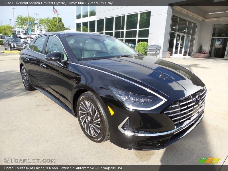 Front 3/4 View of 2023 Sonata Limited Hybrid