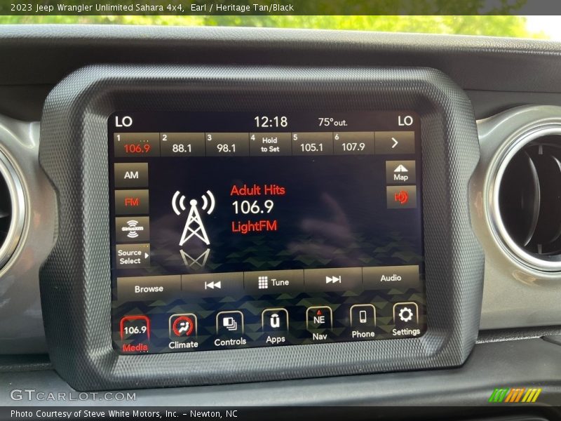Controls of 2023 Wrangler Unlimited Sahara 4x4
