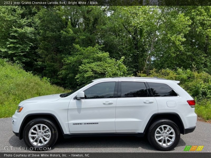 Bright White / Black 2021 Jeep Grand Cherokee Laredo 4x4