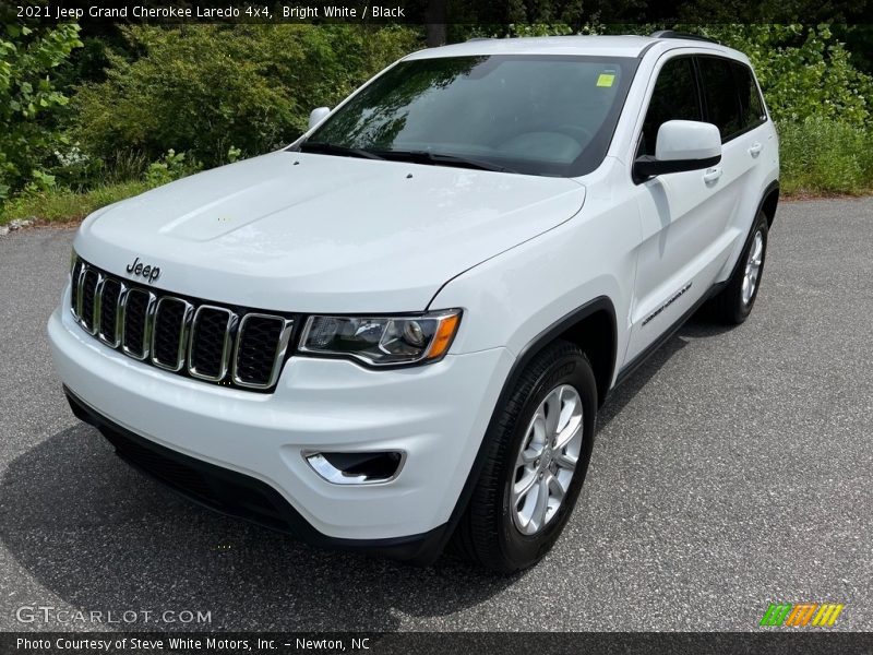 Bright White / Black 2021 Jeep Grand Cherokee Laredo 4x4