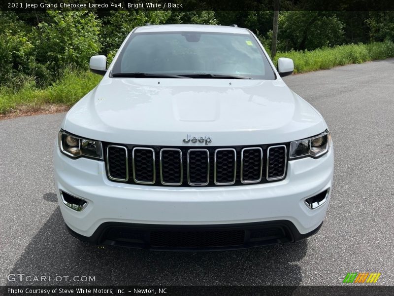 Bright White / Black 2021 Jeep Grand Cherokee Laredo 4x4