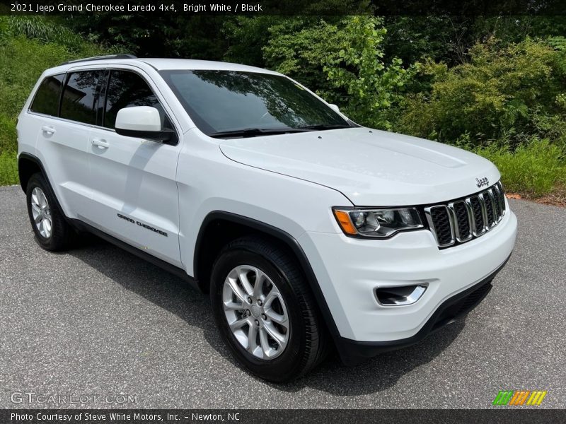 Bright White / Black 2021 Jeep Grand Cherokee Laredo 4x4