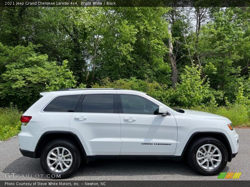 Bright White / Black 2021 Jeep Grand Cherokee Laredo 4x4