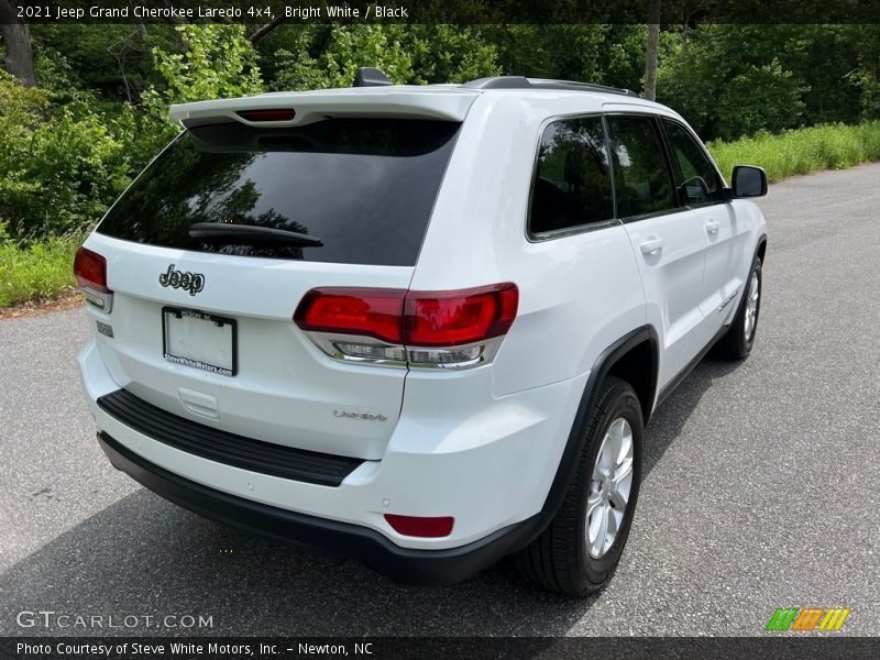 Bright White / Black 2021 Jeep Grand Cherokee Laredo 4x4