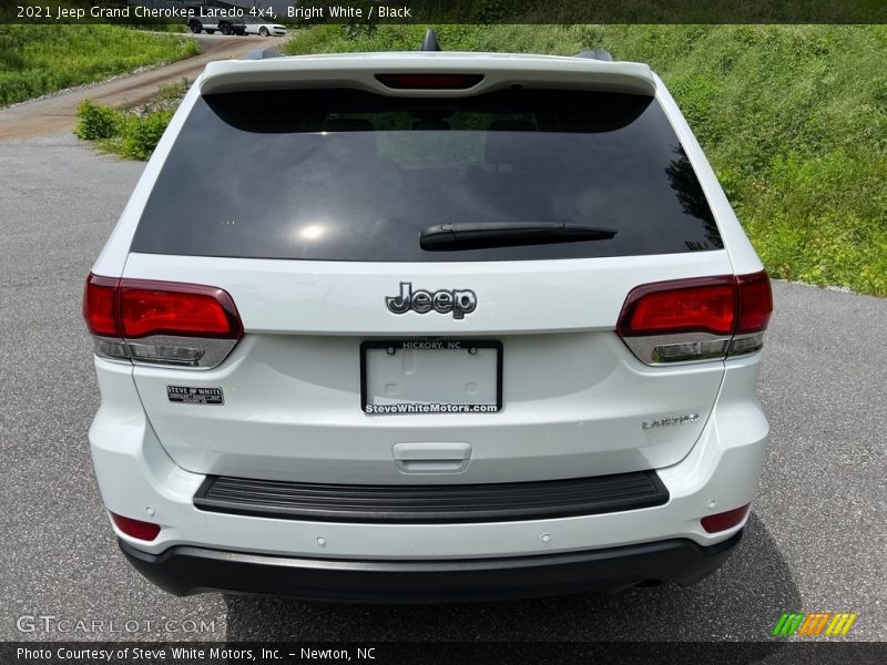 Bright White / Black 2021 Jeep Grand Cherokee Laredo 4x4