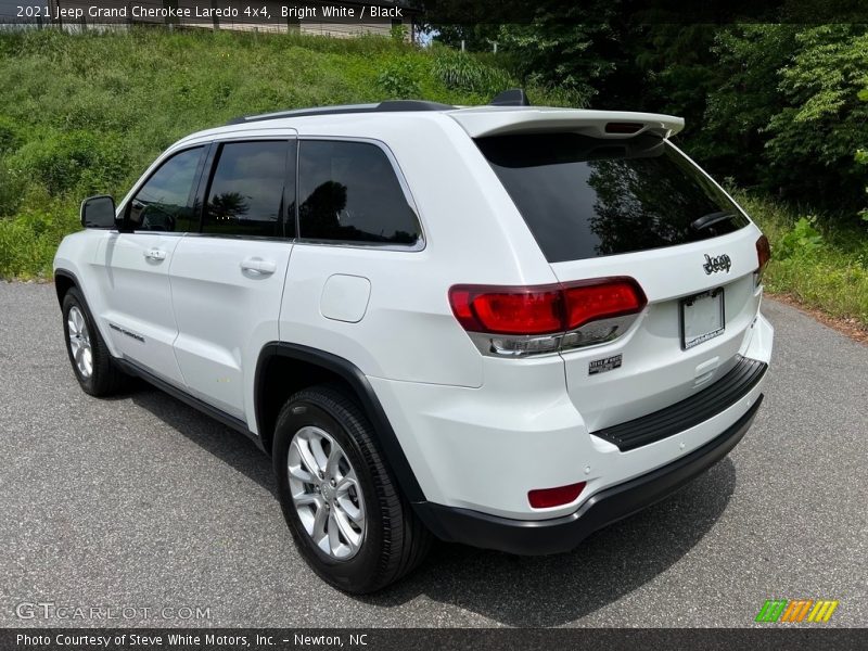 Bright White / Black 2021 Jeep Grand Cherokee Laredo 4x4