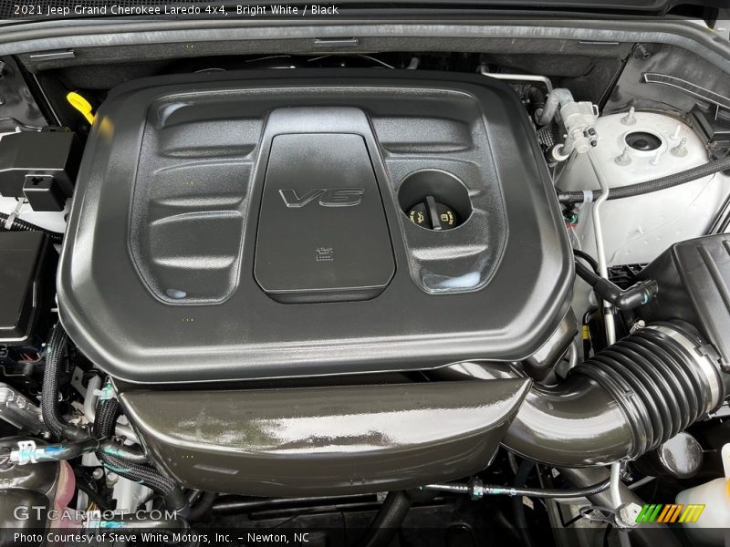 Bright White / Black 2021 Jeep Grand Cherokee Laredo 4x4