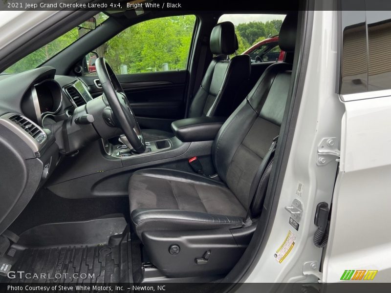 Bright White / Black 2021 Jeep Grand Cherokee Laredo 4x4