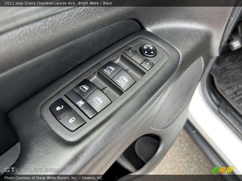 Bright White / Black 2021 Jeep Grand Cherokee Laredo 4x4