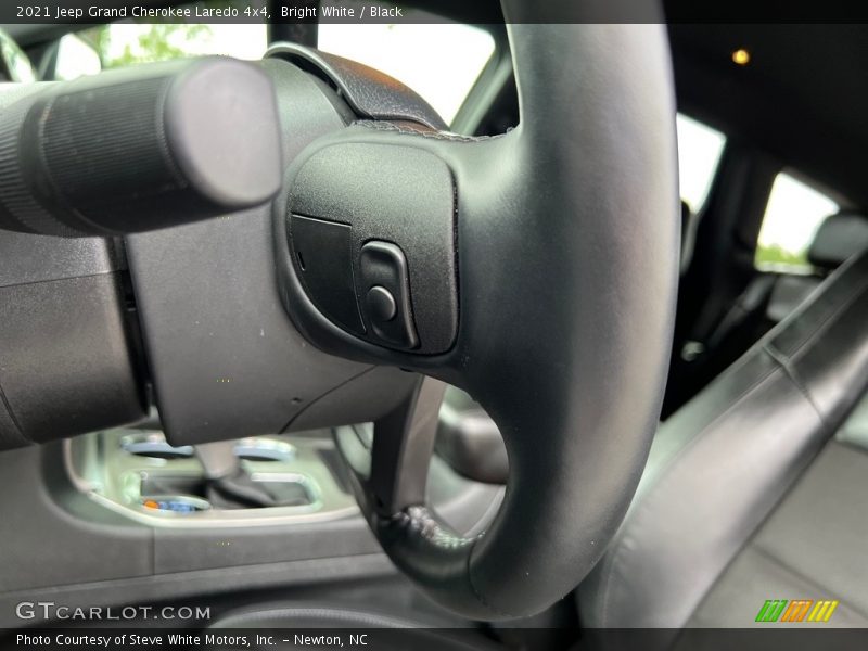 Bright White / Black 2021 Jeep Grand Cherokee Laredo 4x4