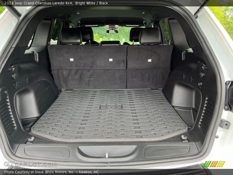 Bright White / Black 2021 Jeep Grand Cherokee Laredo 4x4