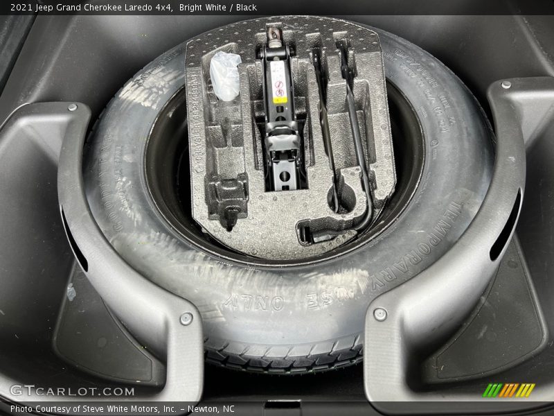 Bright White / Black 2021 Jeep Grand Cherokee Laredo 4x4