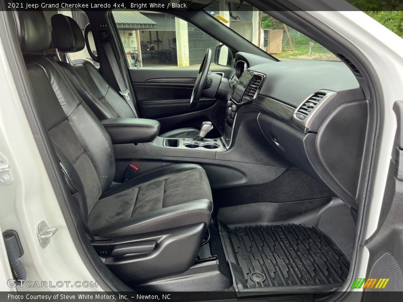 Bright White / Black 2021 Jeep Grand Cherokee Laredo 4x4
