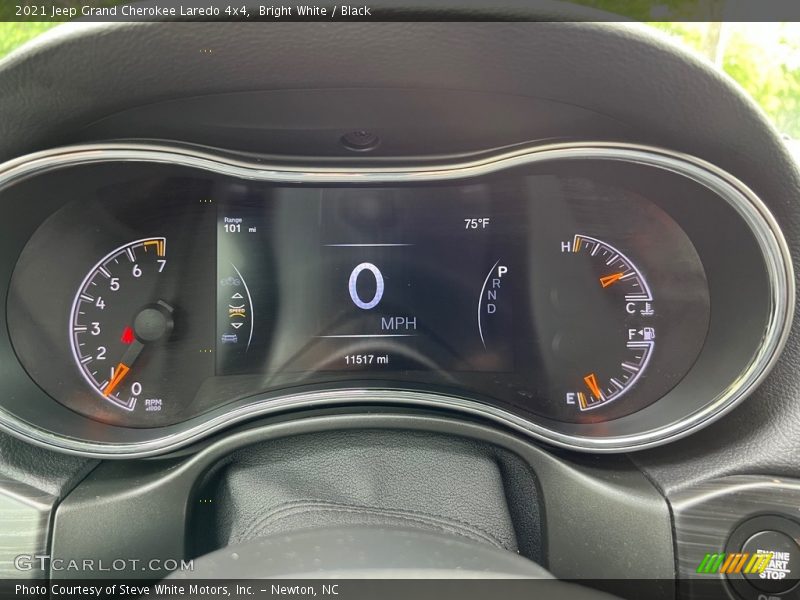 Bright White / Black 2021 Jeep Grand Cherokee Laredo 4x4