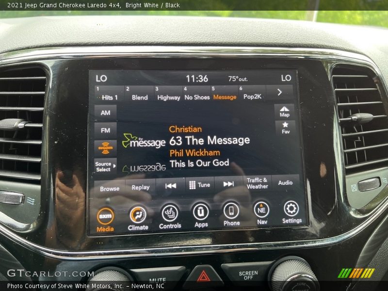 Bright White / Black 2021 Jeep Grand Cherokee Laredo 4x4