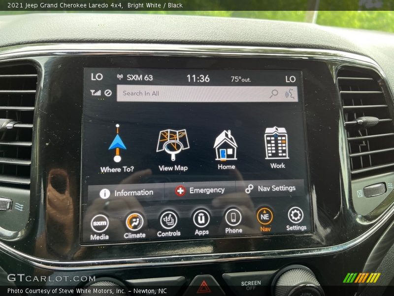 Bright White / Black 2021 Jeep Grand Cherokee Laredo 4x4