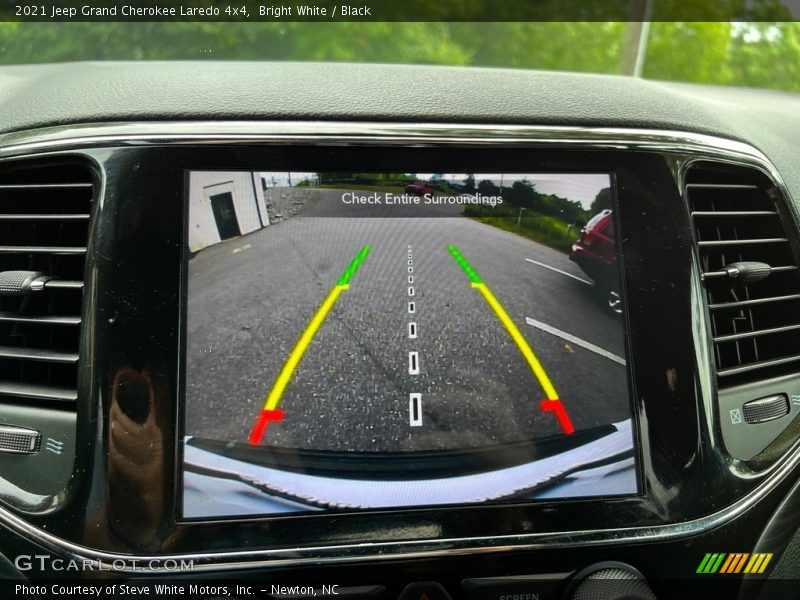 Bright White / Black 2021 Jeep Grand Cherokee Laredo 4x4