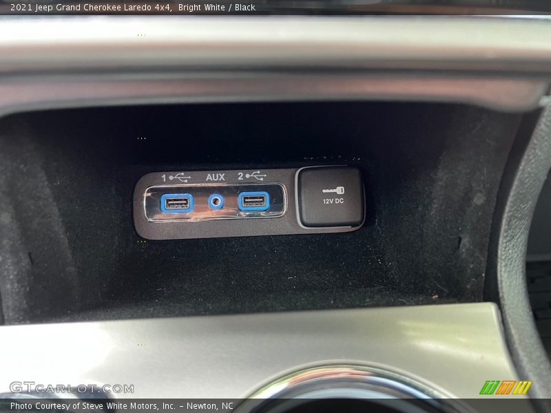 Bright White / Black 2021 Jeep Grand Cherokee Laredo 4x4