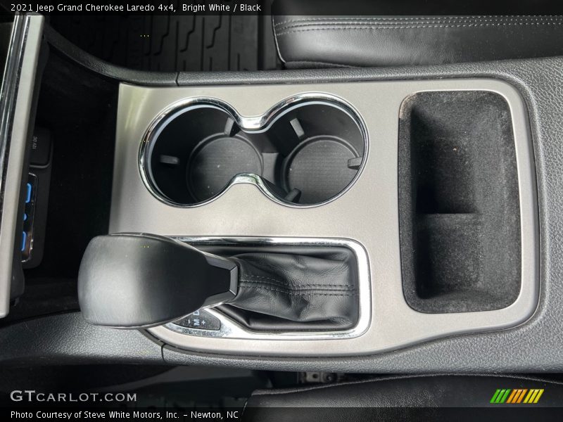 Bright White / Black 2021 Jeep Grand Cherokee Laredo 4x4