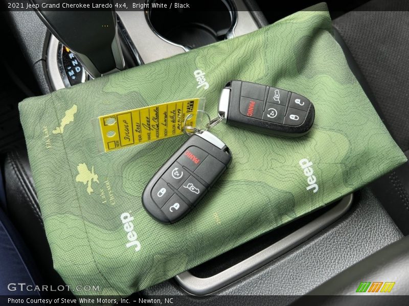 Bright White / Black 2021 Jeep Grand Cherokee Laredo 4x4