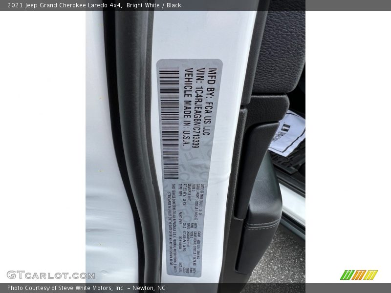 Bright White / Black 2021 Jeep Grand Cherokee Laredo 4x4