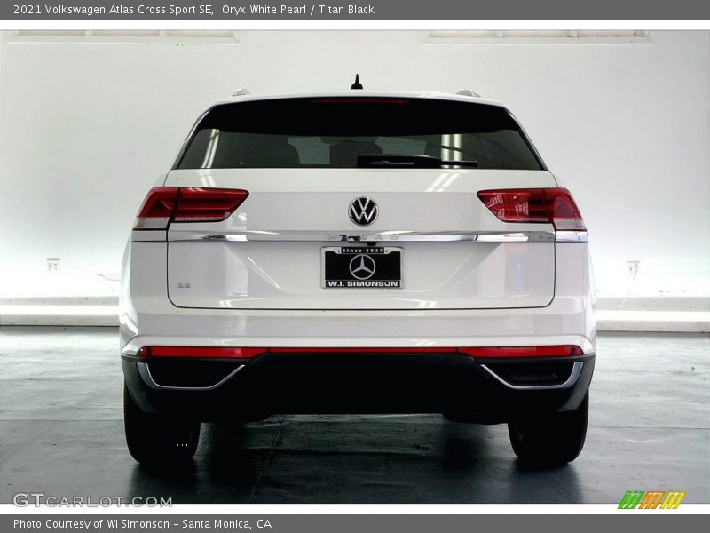 Oryx White Pearl / Titan Black 2021 Volkswagen Atlas Cross Sport SE