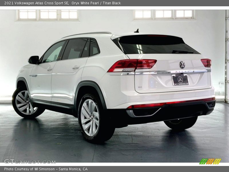 Oryx White Pearl / Titan Black 2021 Volkswagen Atlas Cross Sport SE