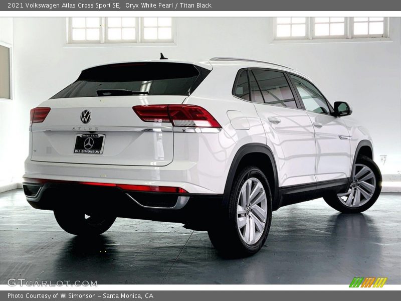 Oryx White Pearl / Titan Black 2021 Volkswagen Atlas Cross Sport SE