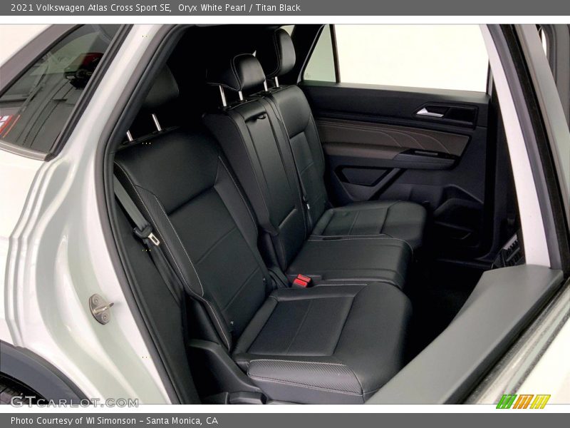 Oryx White Pearl / Titan Black 2021 Volkswagen Atlas Cross Sport SE
