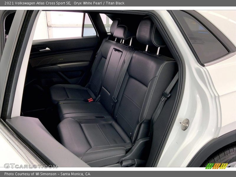 Oryx White Pearl / Titan Black 2021 Volkswagen Atlas Cross Sport SE