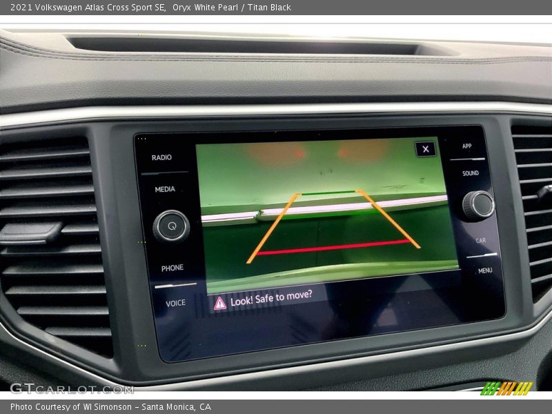 Oryx White Pearl / Titan Black 2021 Volkswagen Atlas Cross Sport SE
