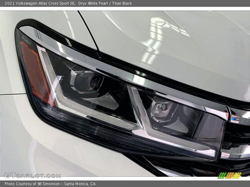 Oryx White Pearl / Titan Black 2021 Volkswagen Atlas Cross Sport SE
