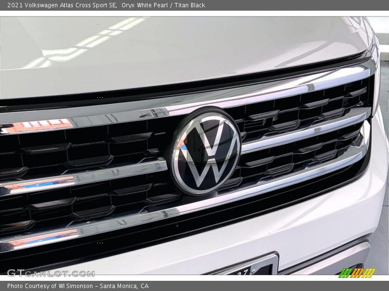 Oryx White Pearl / Titan Black 2021 Volkswagen Atlas Cross Sport SE