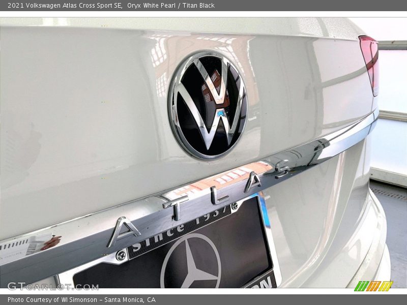 Oryx White Pearl / Titan Black 2021 Volkswagen Atlas Cross Sport SE